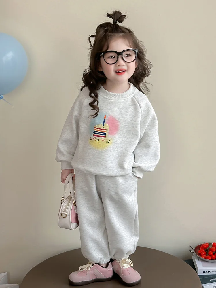 Girls Casual Sweatshirt Outfit2025Spring New Children's Cartoon Fleece-Lined Spring and Autumn Tracksuit Two-Piece Set
Girls Casual Sweatshirt Outfit2025Spring New Children's Cartoon Fleece-Lined Spring and Autumn Tracksuit Two-Piece Set