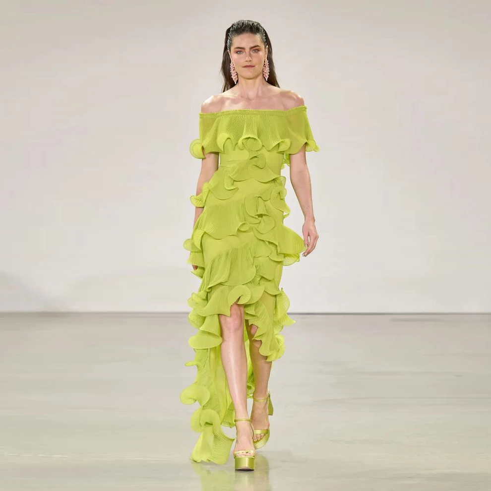 Fashionable Green Ruffled Prom Gowns Off Shoulder Asymmetrical Maxi Dress For Women Customized Long Prom Party Dresses High Low
Fashionable Green Ruffled Prom Gowns Off Shoulder Asymmetrical Maxi Dress For Women Customized Long Prom Party Dresses High Low