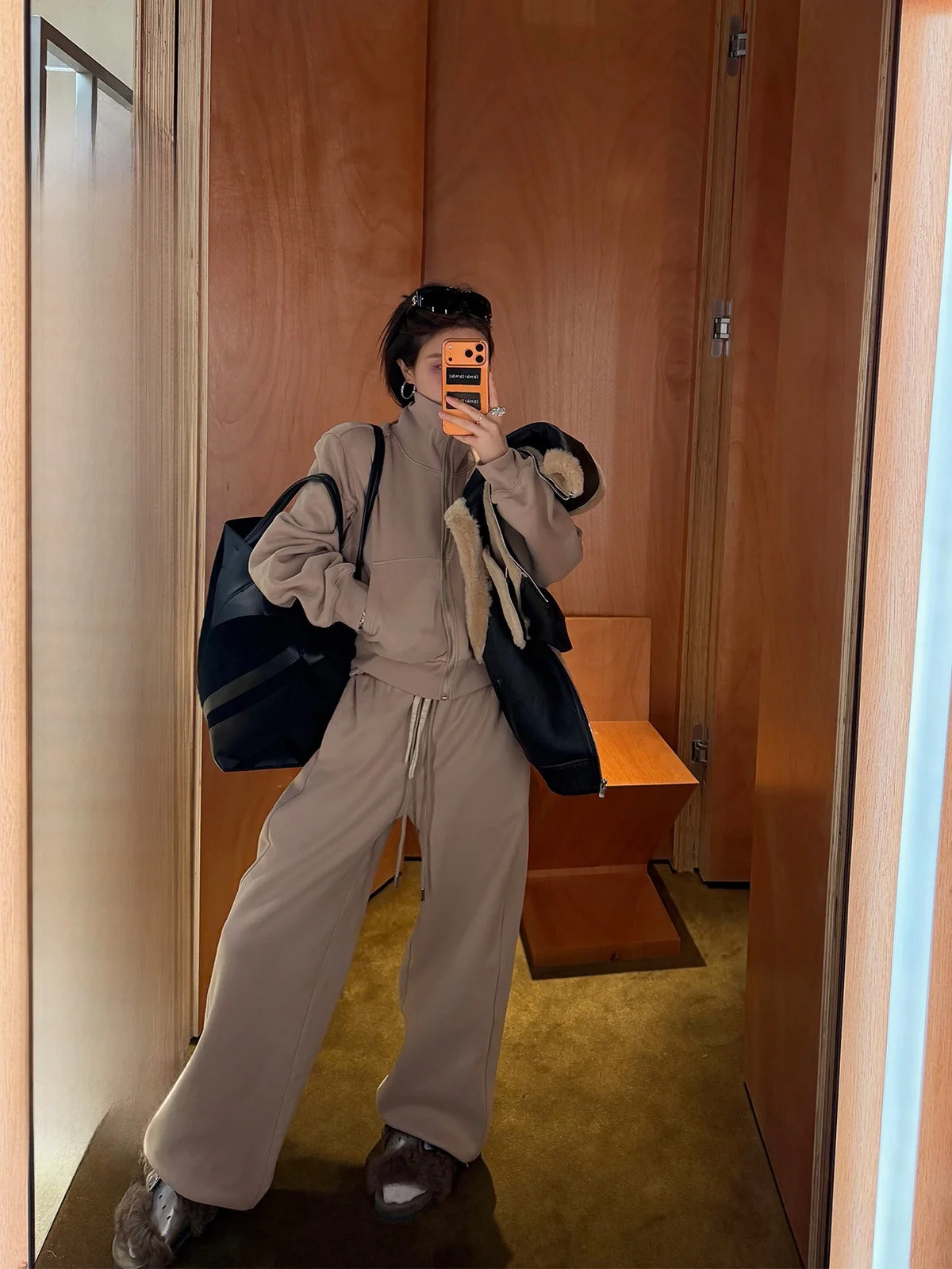 IUIU AJing Home Loose Feel Set Women's Spring Stand Collar Casual Sweatirt Loose Wide Leg Sweatpants Two Piece Set
IUIU AJing Home Loose Feel Set Women's Spring Stand Collar Casual Sweatirt Loose Wide Leg Sweatpants Two Piece Set