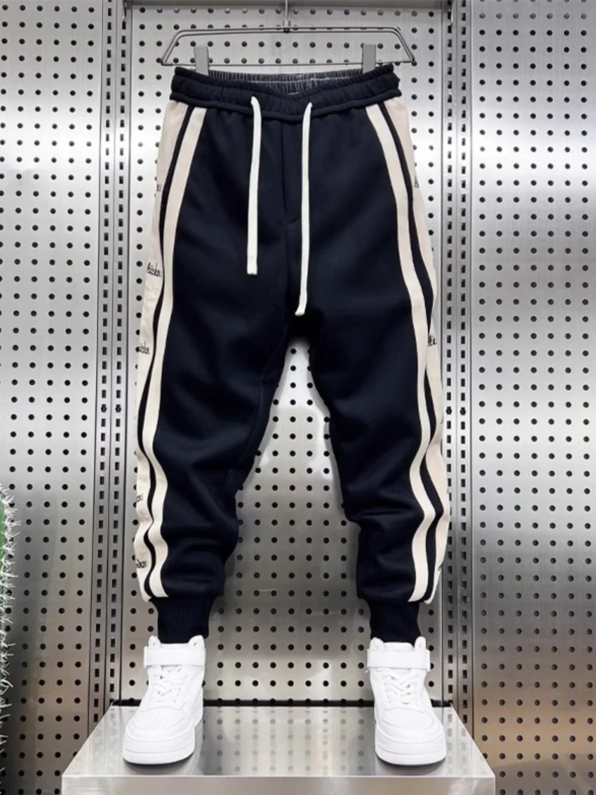 Спортивные брюки больших размеров унисекс с завязками, осенне-зимние, в стиле INS, с цветными полосками, свободные, модные
Спортивные брюки больших размеров унисекс с завязками, осенне-зимние, в стиле INS, с цветными полосками, свободные, модные