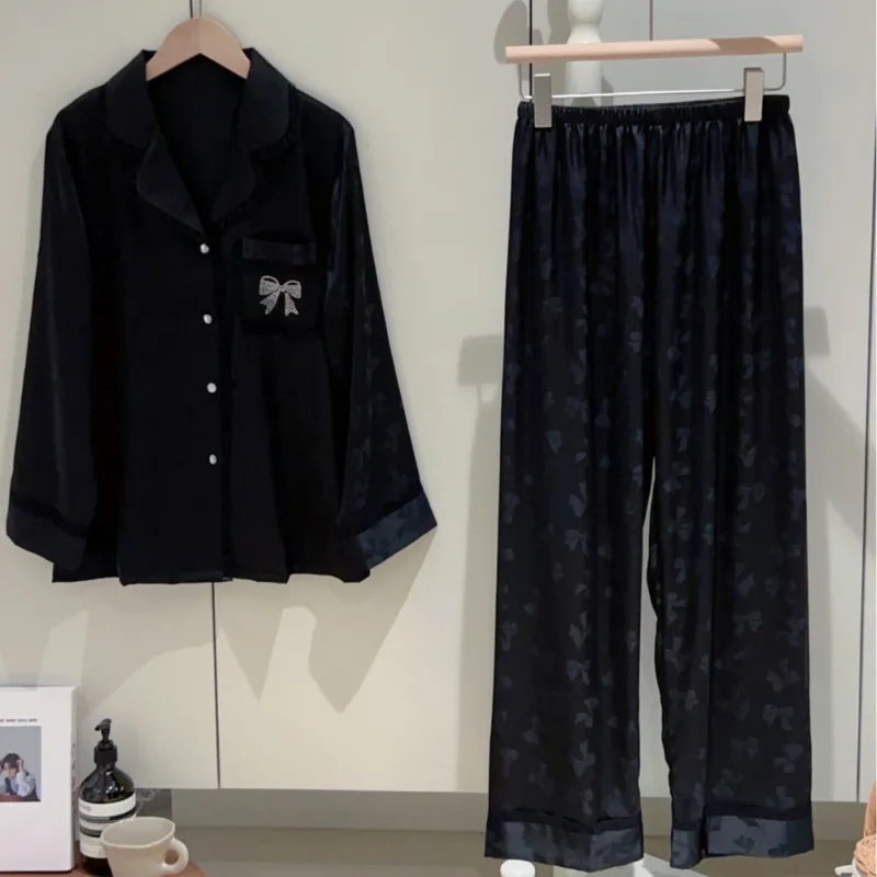 Осень-зима 2025: черно-белая шелковая пижама из ледяного шелка, женские брюки с длинными рукавами, корейский кружевной комплект из двух предметов, милый вышитый бант
Осень-зима 2025: черно-белая шелковая пижама из ледяного шелка, женские брюки с длинными рукавами, корейский кружевной комплект из двух предметов, милый вышитый бант