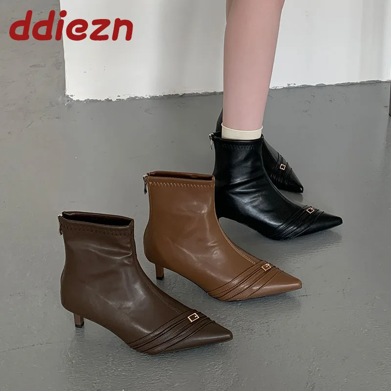 2025 модные элегантные женские ботильоны на низком каблуке, обувь на молнии, роскошные женские современные короткие ботинки с острым носком, туфли-лодочки
2025 модные элегантные женские ботильоны на низком каблуке, обувь на молнии, роскошные женские современные короткие ботинки с острым носком, туфли-лодочки