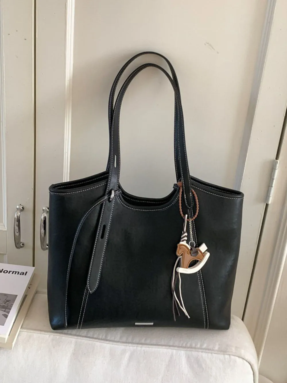 Минималистичная однотонная глянцевая сумка-тоут из искусственной кожи, вместительная женская сумка через плечо, повседневный стиль, роскошная сумка-багет
Минималистичная однотонная глянцевая сумка-тоут из искусственной кожи, вместительная женская сумка через плечо, повседневный стиль, роскошная сумка-багет