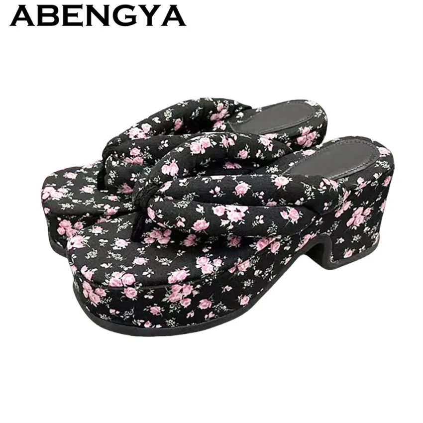 2025 Summer New Thick Bottom Platform Flip Flops Slippers Women Round Toe Casual Beach Shoes Fashion Week Printed Mules Slippers
2025 Summer New Thick Bottom Platform Flip Flops Slippers Women Round Toe Casual Beach Shoes Fashion Week Printed Mules Slippers