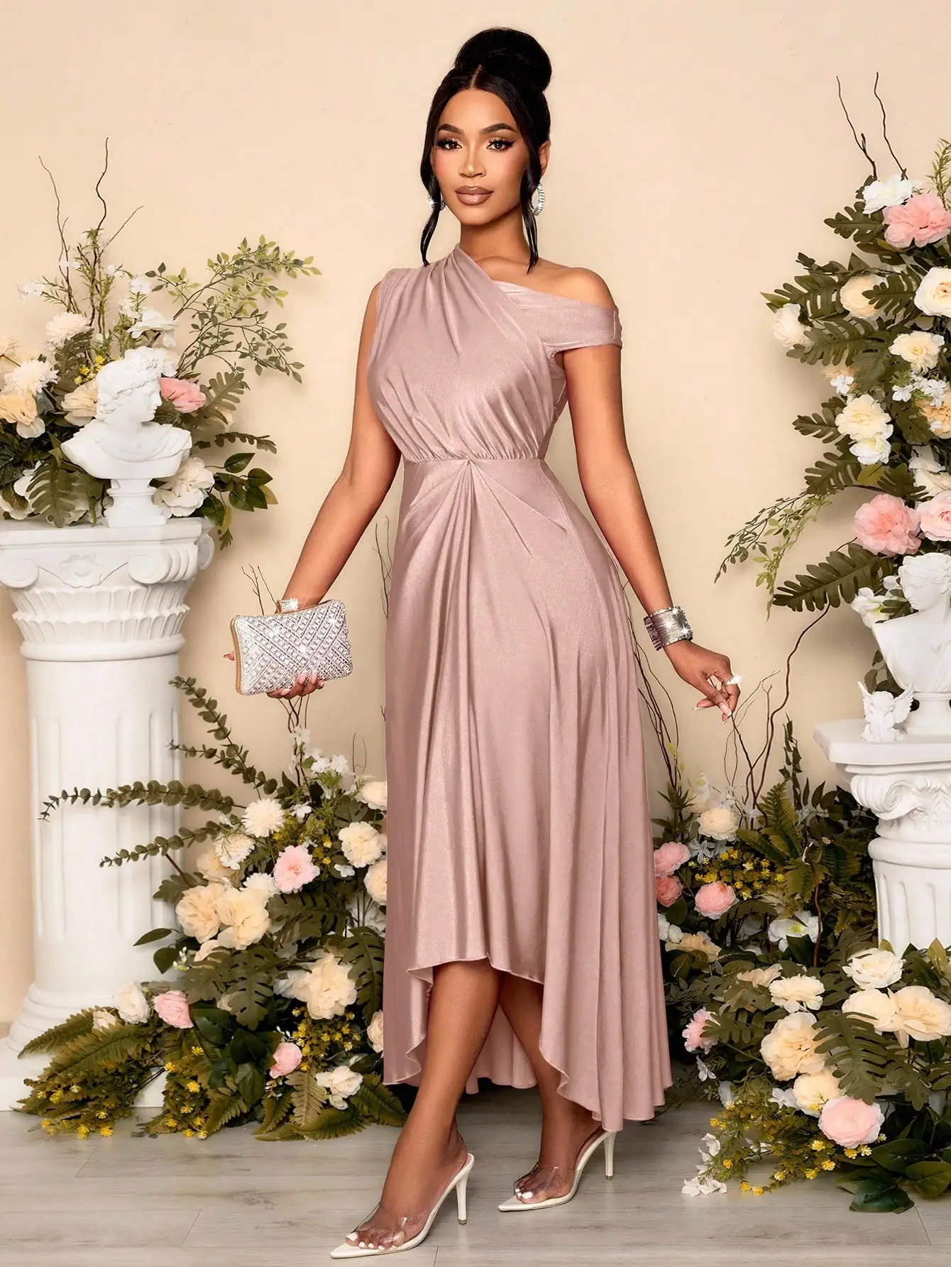 Элегантное асимметричное платье миди на одно плечо с драпировкой и сборками на талии, в нежном пыльно-розовом цвете.
Элегантное асимметричное платье миди на одно плечо с драпировкой и сборками на талии, в нежном пыльно-розовом цвете.