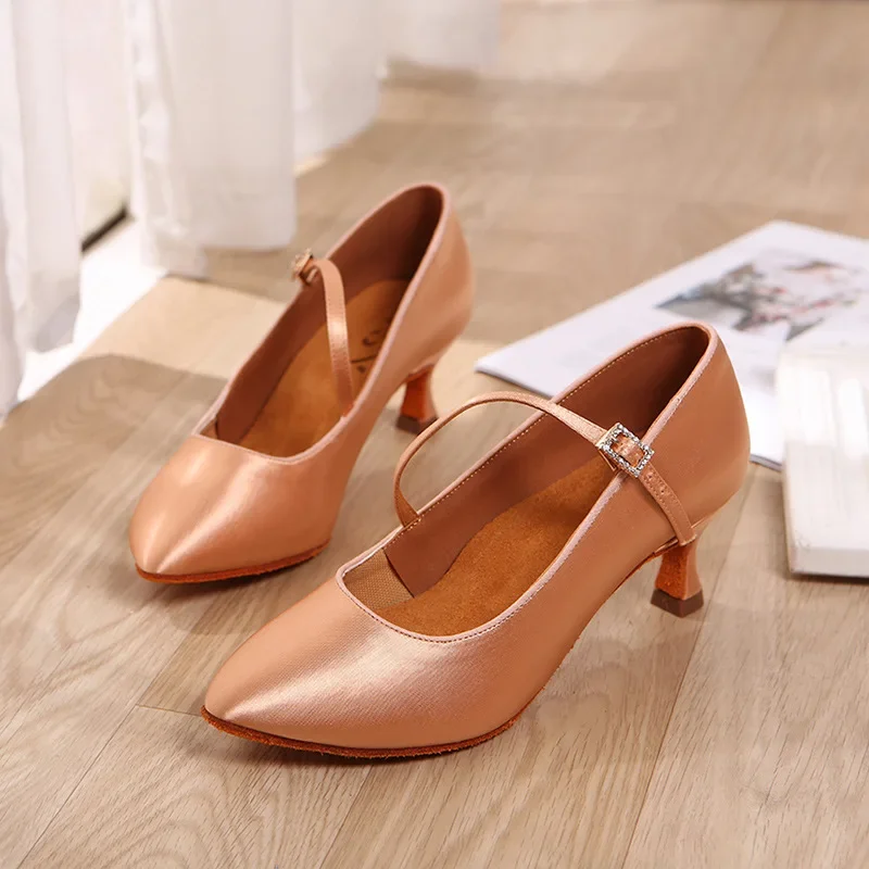 Новые современные танцевальные туфли, женская обувь с мягкой подошвой, национальный стандарт для свиданий, танго, женская обувь для квадратных танцев, атласная женская спортивная обувь
Новые современные танцевальные туфли, женская обувь с мягкой подошвой, национальный стандарт для свиданий, танго, женская обувь для квадратных танцев, атласная женская спортивная обувь