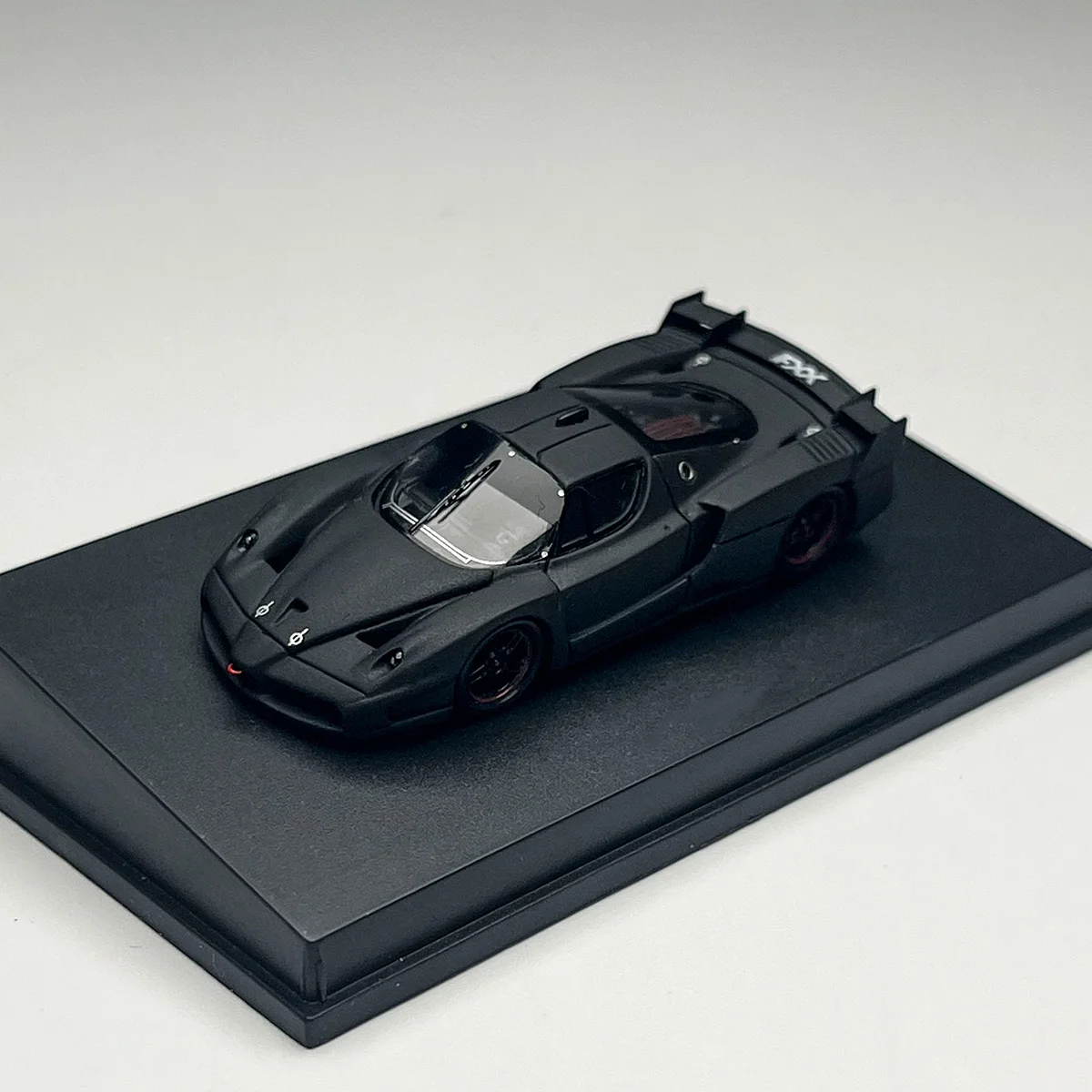 Spark 1:87 FXX матовый черный, модель автомобиля из смолы, любимый подарок
Spark 1:87 FXX матовый черный, модель автомобиля из смолы, любимый подарок