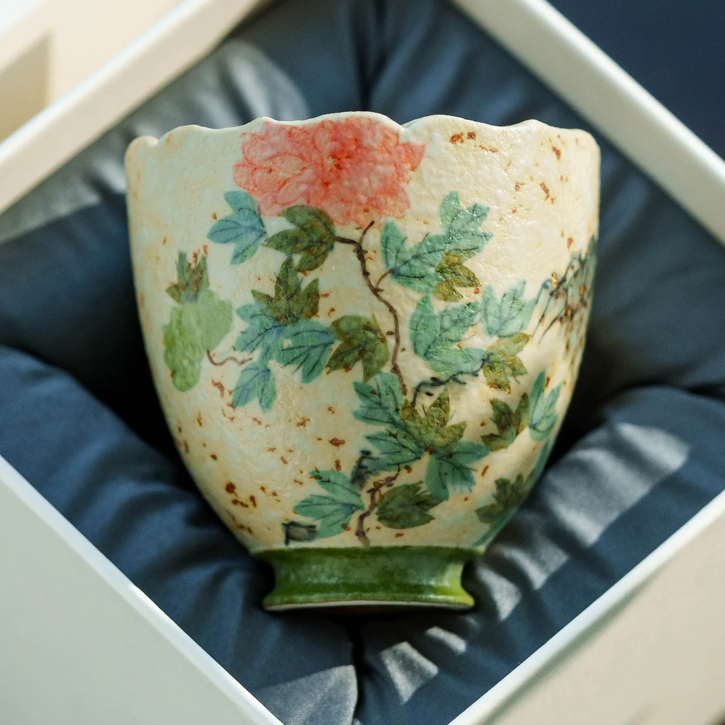 YFY blue and white flint red master cup ceramic cup tea cup single gold-painted clear rhyme Xia chrysanthemum tea set
YFY blue and white flint red master cup ceramic cup tea cup single gold-painted clear rhyme Xia chrysanthemum tea set