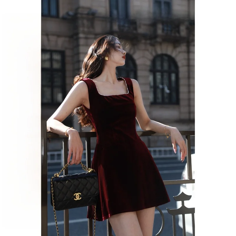 Элегантное бархатное платье А-силуэта с высокой талией и жемчужной отделкой, модная женская одежда для зимнего сезона, полиэстер
Элегантное бархатное платье А-силуэта с высокой талией и жемчужной отделкой, модная женская одежда для зимнего сезона, полиэстер