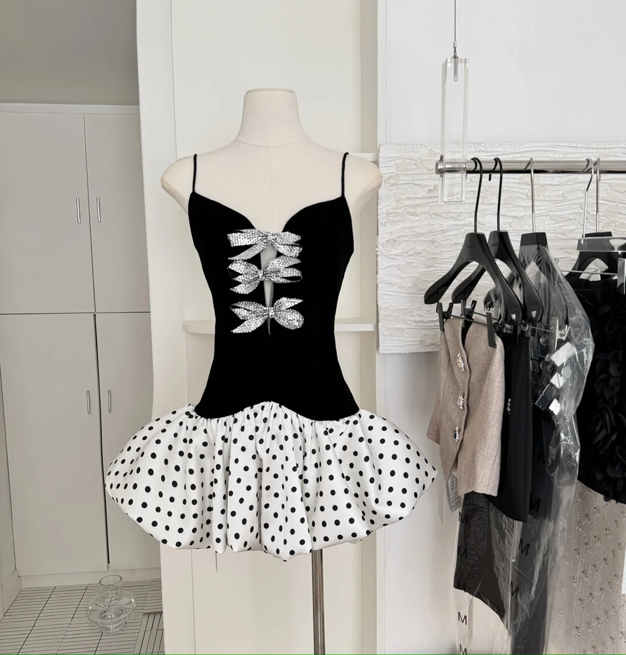 Sexy Spaghetti Strap Hollow Out Diamonds Bows Mini Dress Women Sleeveless Dot Patchwork A-line Dresses Party Cocktail Clubwear
Sexy Spaghetti Strap Hollow Out Diamonds Bows Mini Dress Women Sleeveless Dot Patchwork A-line Dresses Party Cocktail Clubwear