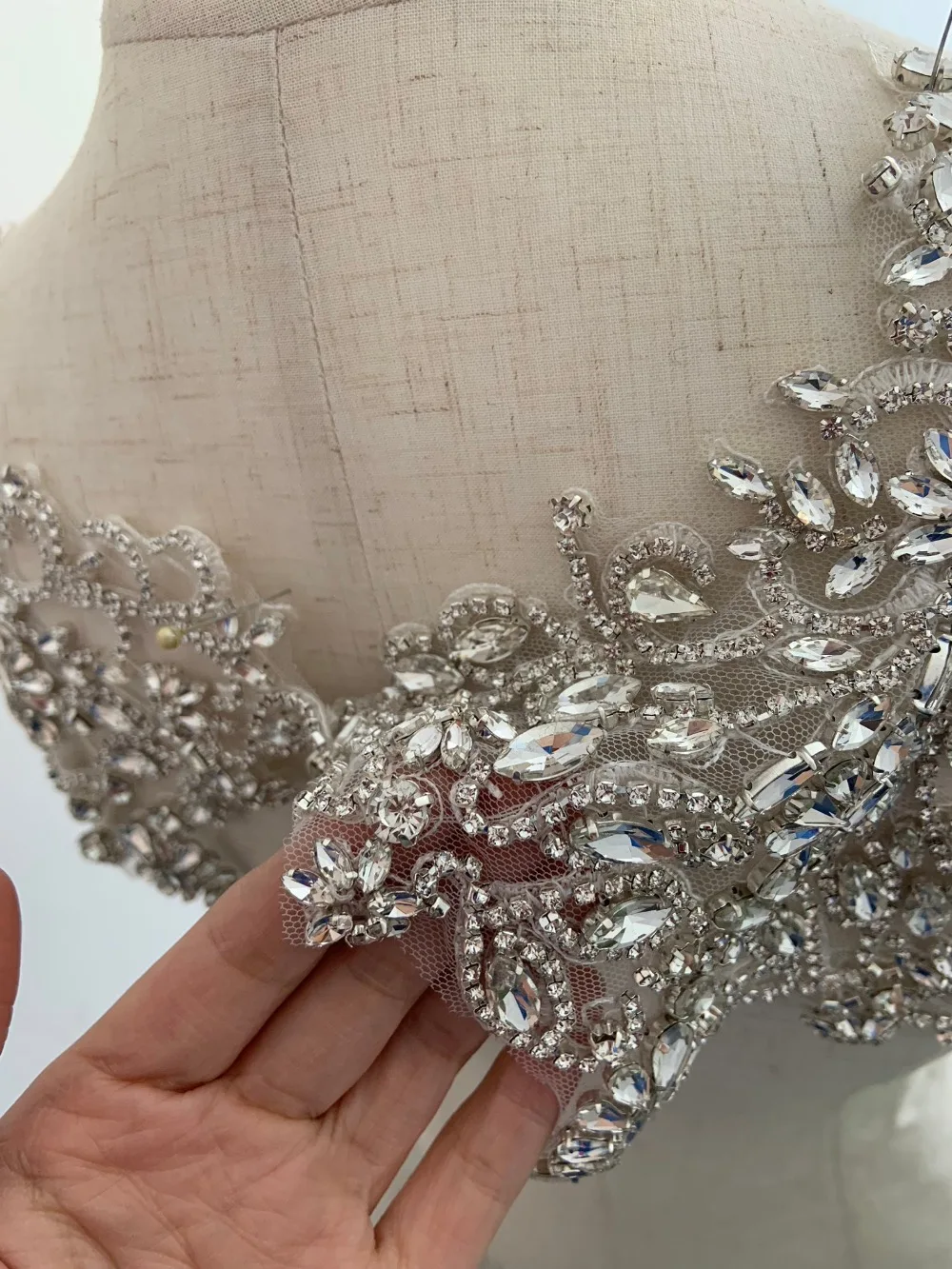 Free Shipping 1 Pair Silver Crystal Rhinestone Patch Applique for Bridal Cover Up,Bodice Costume,Clothing,Couture Dress Decor
Free Shipping 1 Pair Silver Crystal Rhinestone Patch Applique for Bridal Cover Up,Bodice Costume,Clothing,Couture Dress Decor