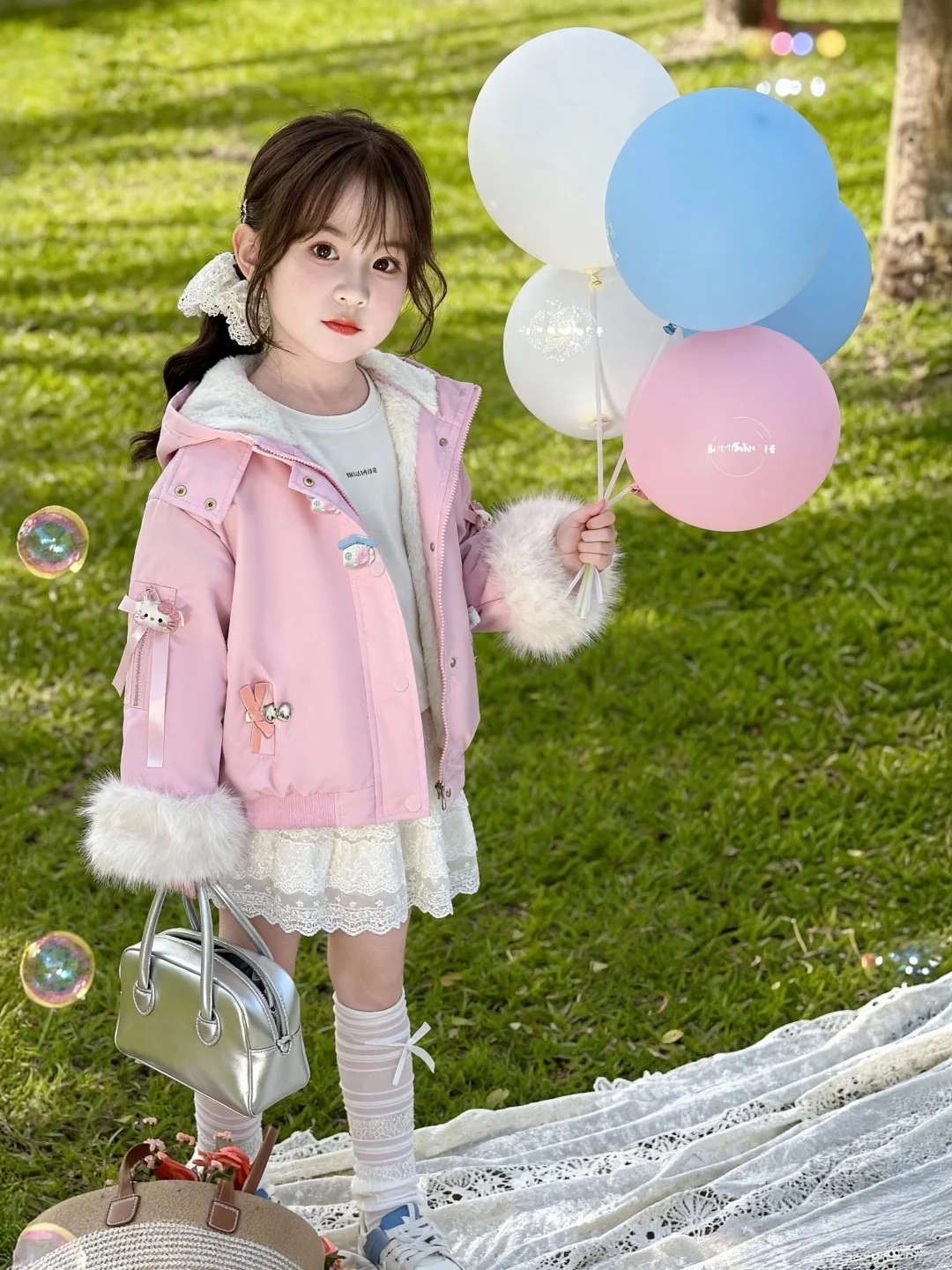 Thiened Fce Girls KT Winter Jaet Cotton Coat with Hood Warm Sli New Arrival 2025 for Baby Girls Long Sve Zi...
Thiened Fce Girls KT Winter Jaet Cotton Coat with Hood Warm Sli New Arrival 2025 for Baby Girls Long Sve Zi...