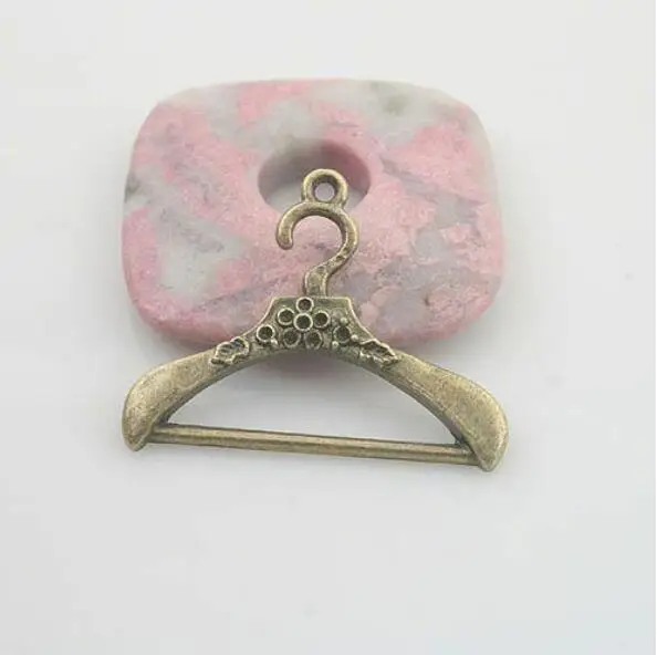 10pcs 37x30mm,hole:2mm antiqued bronze color clothes rack design pendant charm G1784
10pcs 37x30mm,hole:2mm antiqued bronze color clothes rack design pendant charm G1784