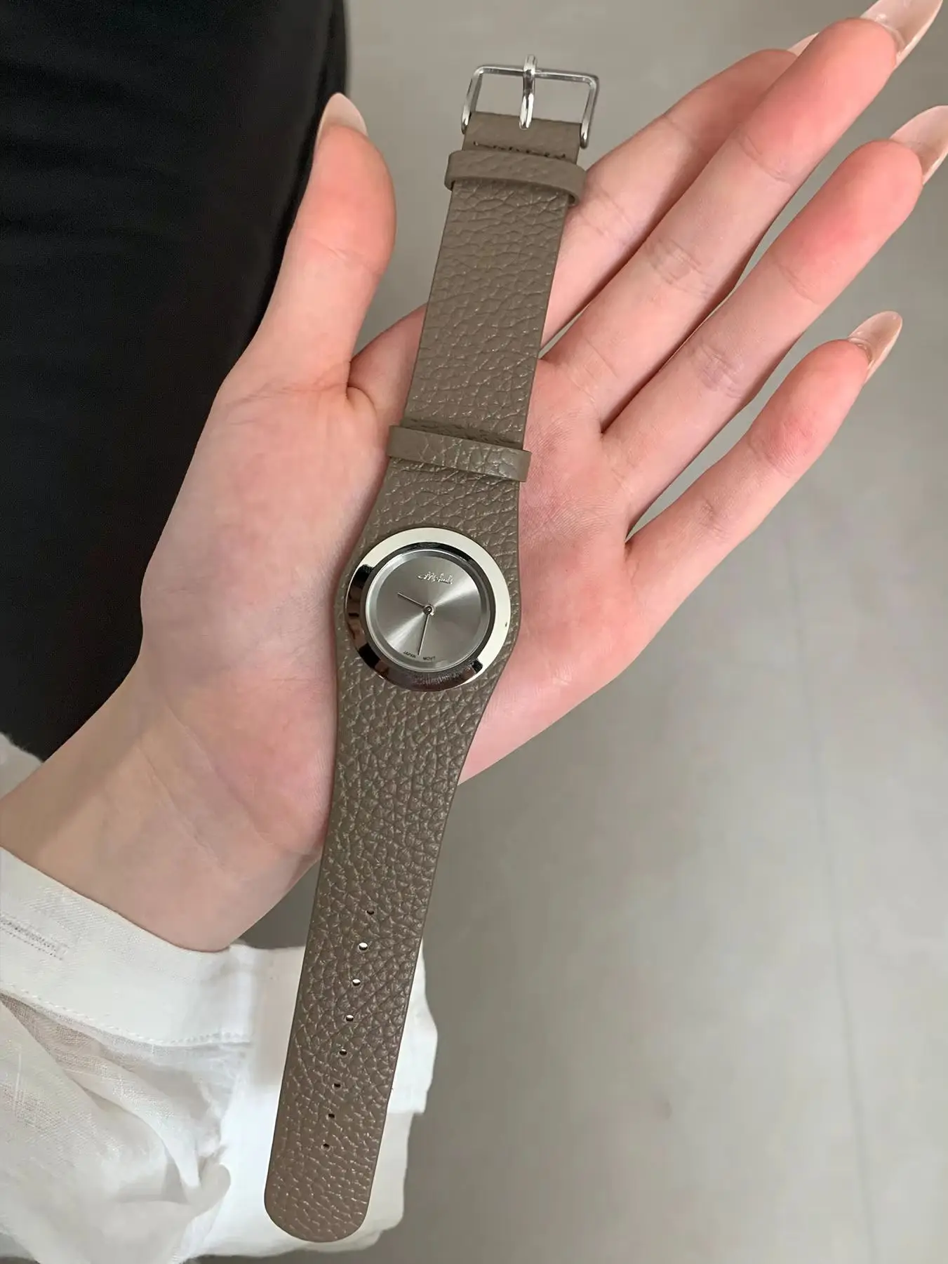 Minimalist High-end Women's Watch Lightweight Soft Leather Elephant Gray Round Fashionable Commuting Quartz Women's Watches Gift
Minimalist High-end Women's Watch Lightweight Soft Leather Elephant Gray Round Fashionable Commuting Quartz Women's Watches Gift