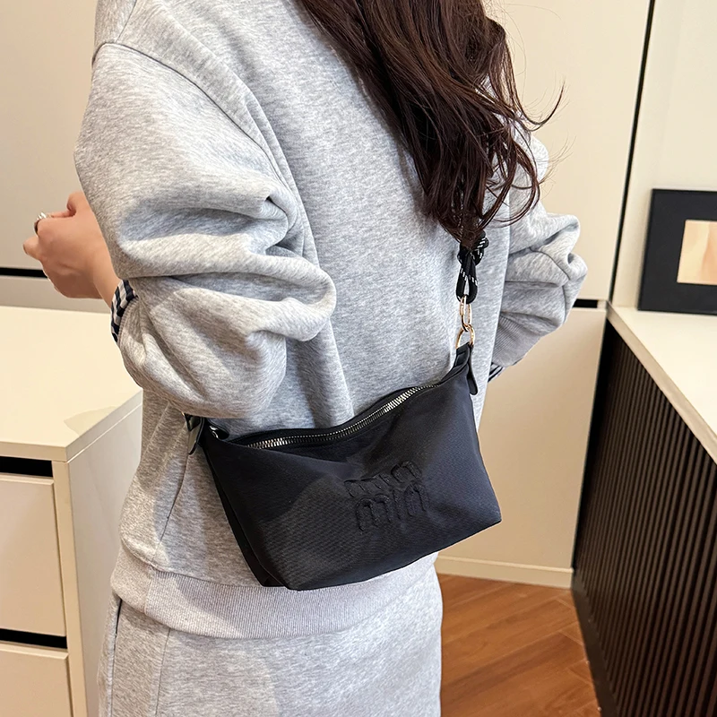 Luxury Leather Crossbody Handbag Unique Letter Logo Trendy Paris Fashion Women Bag Large Capacity
Luxury Leather Crossbody Handbag Unique Letter Logo Trendy Paris Fashion Women Bag Large Capacity