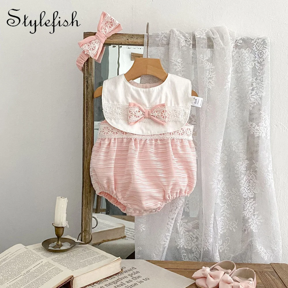Summer new baby clothes for 0-3 years old, lace splicing one-piece suit + bib + hair bands (bib hair bands are sold separately)
Summer new baby clothes for 0-3 years old, lace splicing one-piece suit + bib + hair bands (bib hair bands are sold separately)