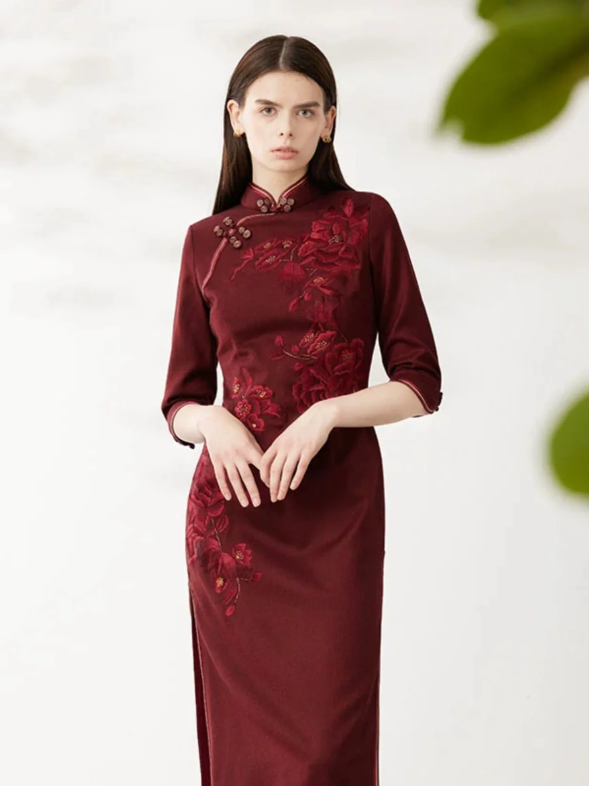 Элегантное длинное шерстяное вышитое ципао для женщин, винтажное, с низким разрезом, высокого качества, модное, свадебное платье от PinangHuu
Элегантное длинное шерстяное вышитое ципао для женщин, винтажное, с низким разрезом, высокого качества, модное, свадебное платье от PinangHuu