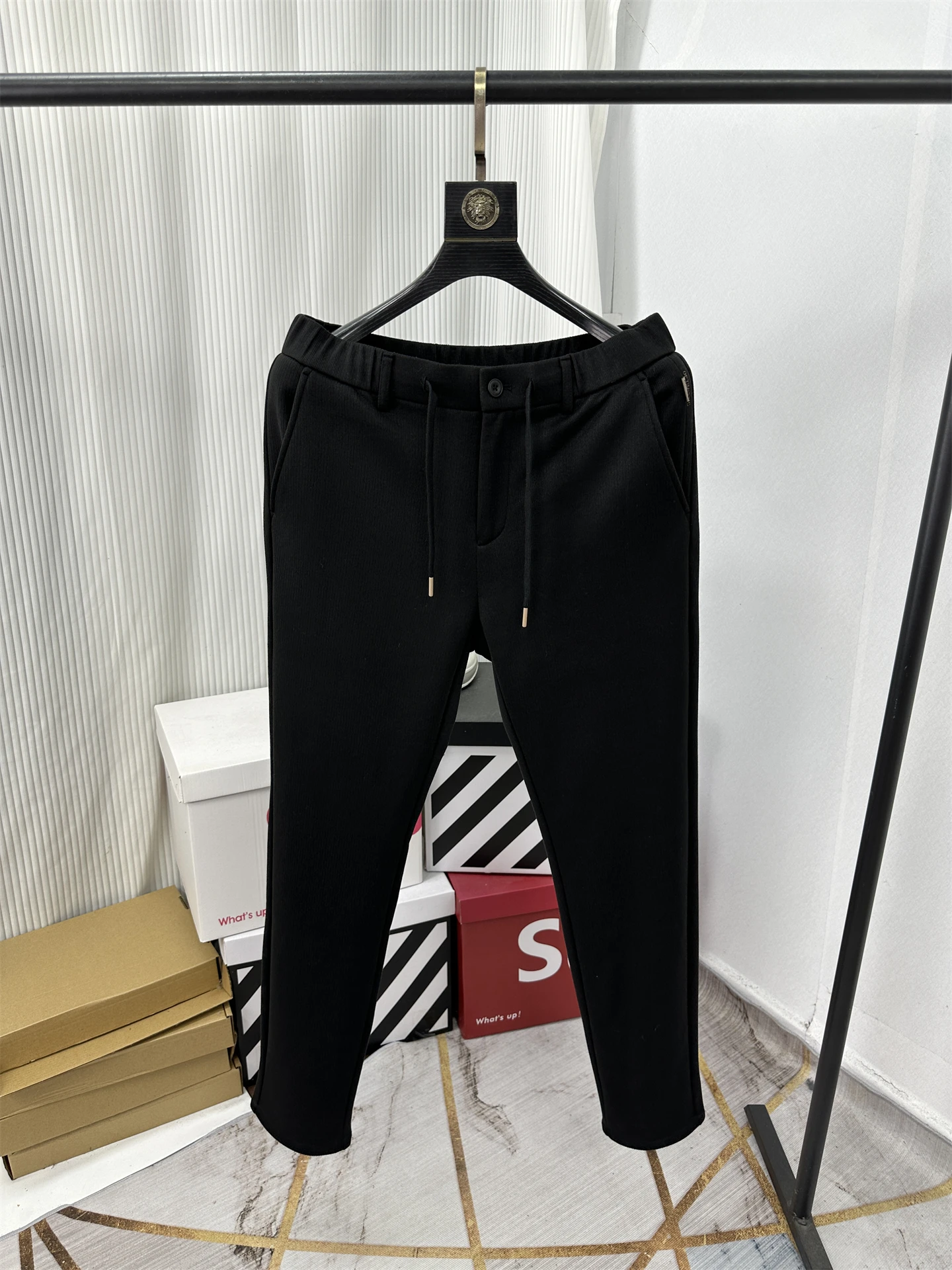 Удобные теплые мужские повседневные брюки на флисовой подкладке, модные универсальные брюки прямого кроя из полиэфирного волокна для осени и зимы
Удобные теплые мужские повседневные брюки на флисовой подкладке, модные универсальные брюки прямого кроя из полиэфирного волокна для осени и зимы