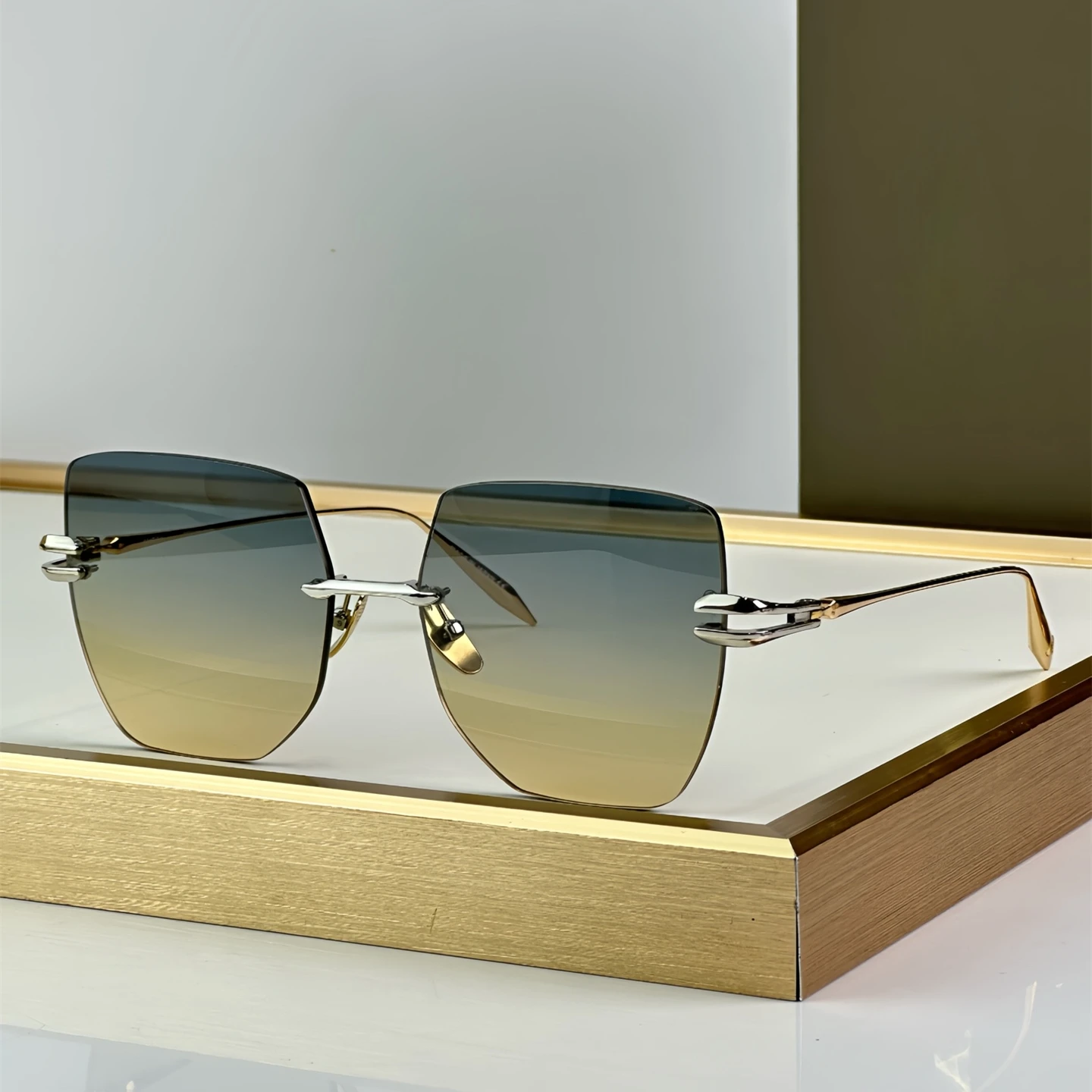 Женские солнцезащитные очки-авиаторы из металлического сплава
Женские солнцезащитные очки-авиаторы из металлического сплава