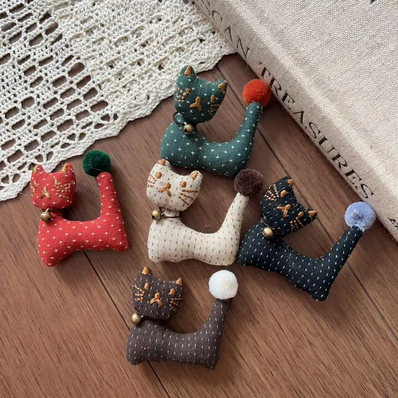 Handcrafted Fabric Cat with Bell Hair Clasp Brooch Pin Versatile DIY Embellishment for Shoes Hat Bag Pendant
Handcrafted Fabric Cat with Bell Hair Clasp Brooch Pin Versatile DIY Embellishment for Shoes Hat Bag Pendant