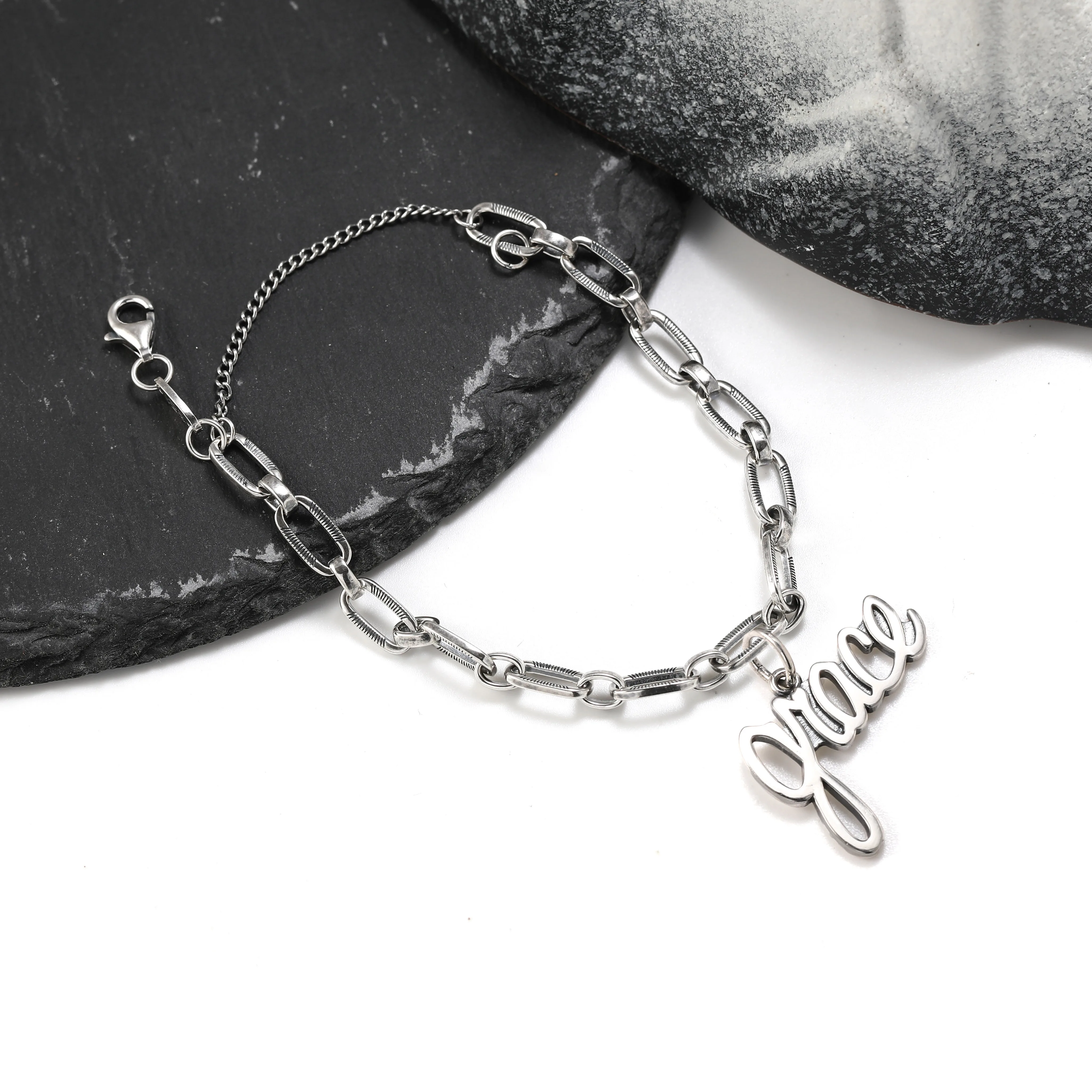 Authentic 925 sterling silver James Avery Ornate Links Charm Bracelet with graceful pendant 
Authentic 925 sterling silver James Avery Ornate Links Charm Bracelet with graceful pendant