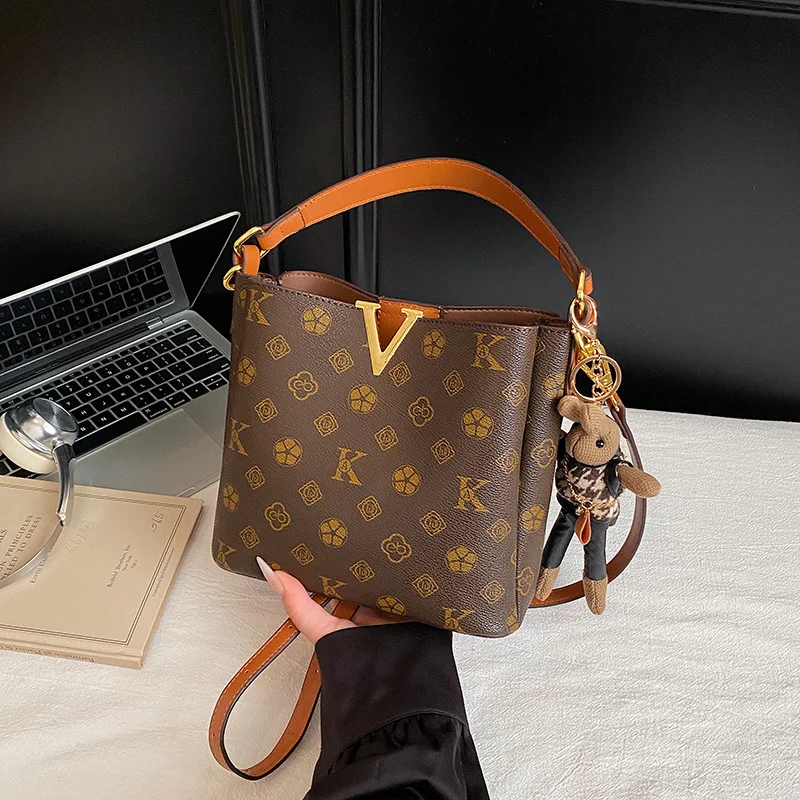2026 Monogram-Style Bucket Bag, Retro Adjustable Crossbody Purse, Luxury Patterned Shoulder Tote for Elegant Women
2026 Monogram-Style Bucket Bag, Retro Adjustable Crossbody Purse, Luxury Patterned Shoulder Tote for Elegant Women