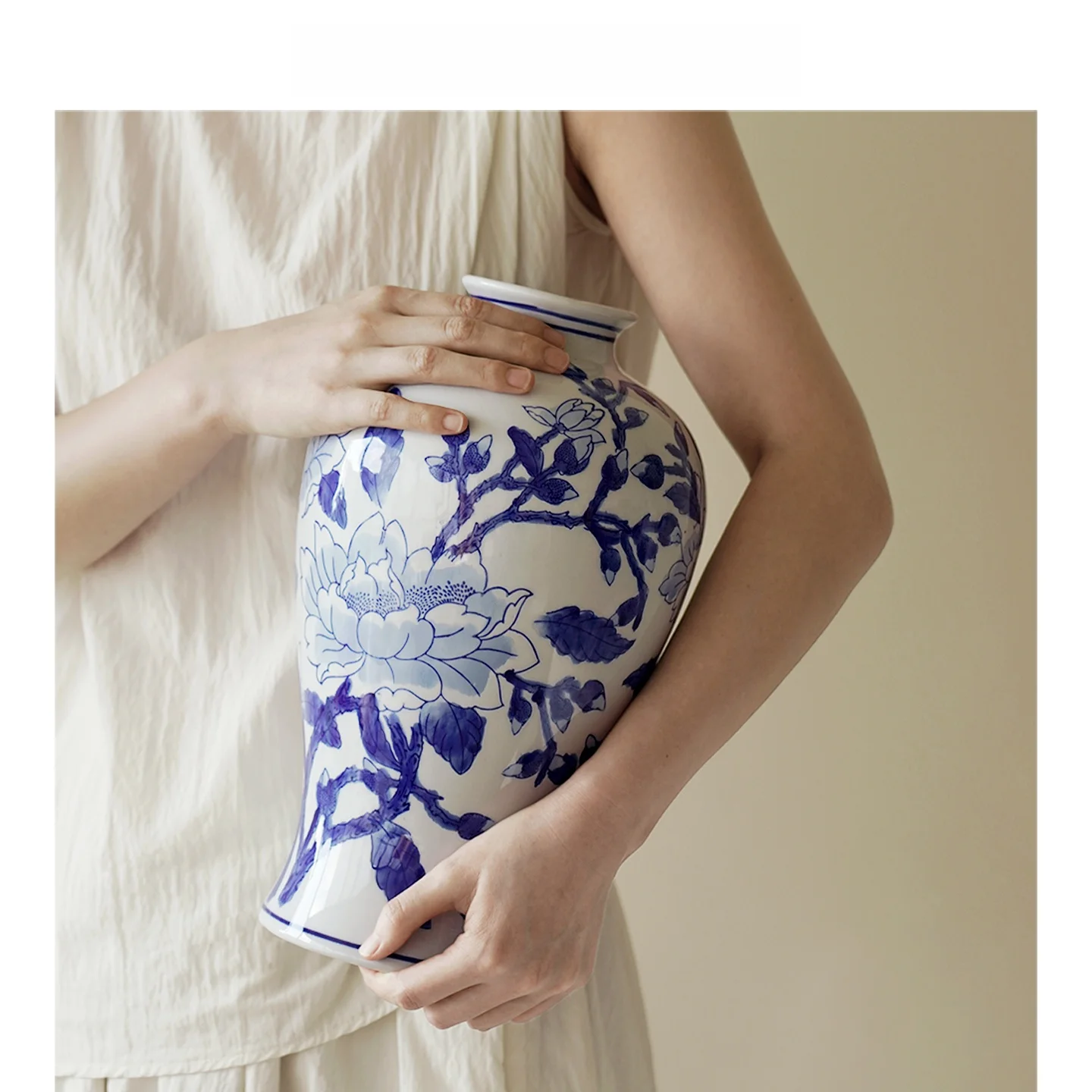 New Chinese Style Hand-Painted Ceramic Flower Vase Decorative Pieces Blue And White Porcelain Study Entrance Hall Decor
New Chinese Style Hand-Painted Ceramic Flower Vase Decorative Pieces Blue And White Porcelain Study Entrance Hall Decor