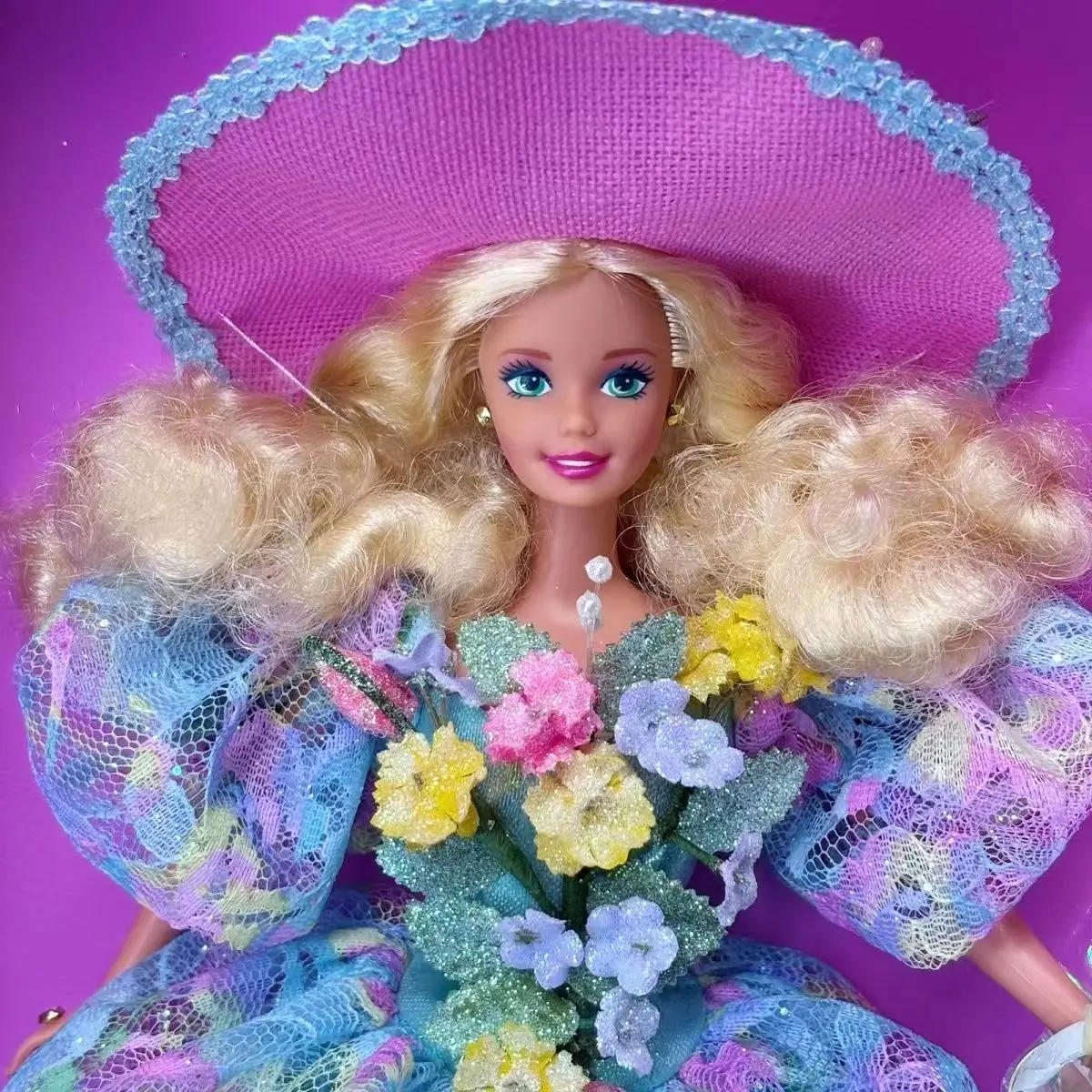 Genuine limited edition and out of print Barbie Avon Rose Splendor Barbie Spring Bouquet Limited Collection
Genuine limited edition and out of print Barbie Avon Rose Splendor Barbie Spring Bouquet Limited Collection