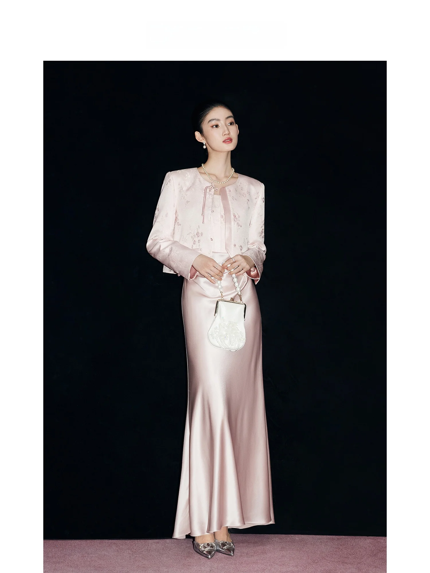 MandyZhang New Chinese Style Heavy Embroidery Fringe Button Short Jacket Women's Spring Pink Elegance High-End Feeling Top
MandyZhang New Chinese Style Heavy Embroidery Fringe Button Short Jacket Women's Spring Pink Elegance High-End Feeling Top