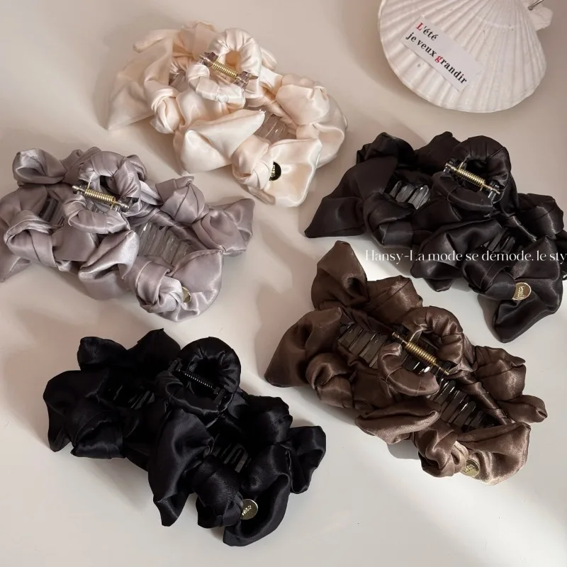 Элитная атласная заколка-бант для волос, женская заколка-краб для пучка, большая заколка-краб, изысканная и стильная заколка для волос.
Элитная атласная заколка-бант для волос, женская заколка-краб для пучка, большая заколка-краб, изысканная и стильная заколка для волос.