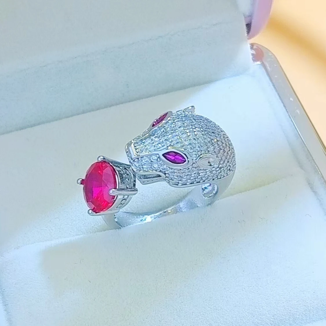 Большая голова леопарда, кольцо из красного корунда, инкрустированное открытым кольцом из искусственного натурального рубина для женщин.
Большая голова леопарда, кольцо из красного корунда, инкрустированное открытым кольцом из искусственного натурального рубина для женщин.