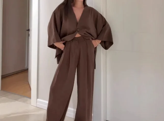 Effortlessly Stylish Solid Color Set: Loose Long-Sleeved Cardigan & Casual Pants
Effortlessly Stylish Solid Color Set: Loose Long-Sleeved Cardigan & Casual Pants