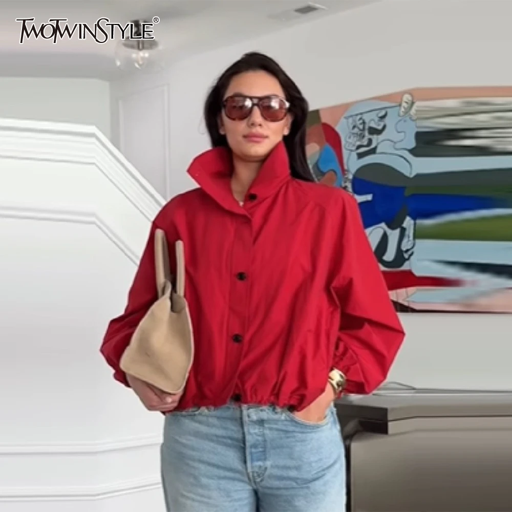 TWOTWINSTYLE однотонная повседневная спортивная стильная куртка для женщин с воротником-стойкой и длинными рукавами, короткие пальто на пуговицах, женская осенняя одежда
TWOTWINSTYLE однотонная повседневная спортивная стильная куртка для женщин с воротником-стойкой и длинными рукавами, короткие пальто на пуговицах, женская осенняя одежда