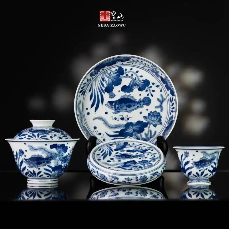 Antique-Style Blue White Fish Algae Pattern From Shengshan, Symbolizing Prosperity And Abundance, Jingdezhen Ceramic Set Gaiwan
Antique-Style Blue White Fish Algae Pattern From Shengshan, Symbolizing Prosperity And Abundance, Jingdezhen Ceramic Set Gaiwan