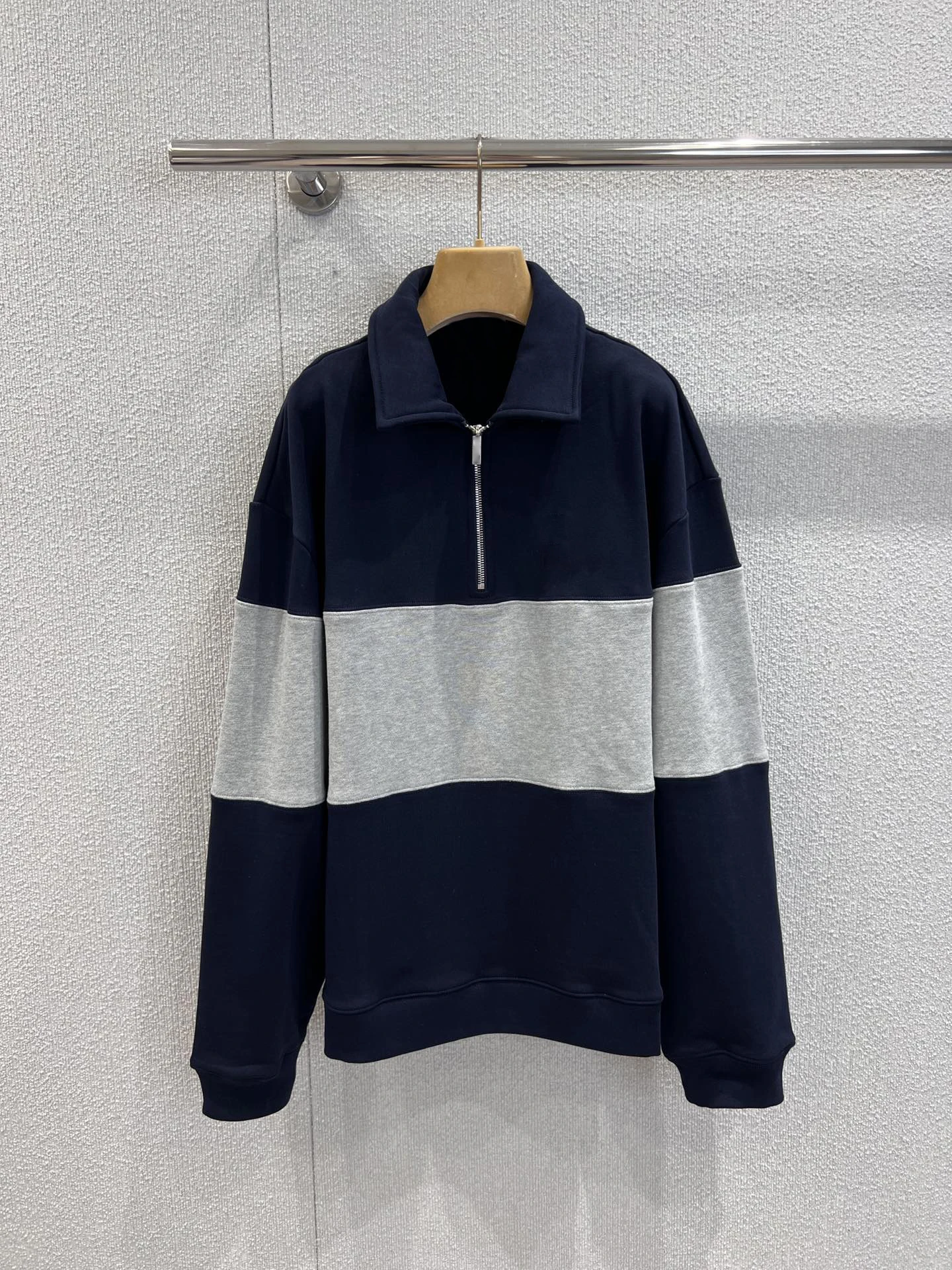Collared pullover - slim silhouette, versatile styling, pairs with jeans or chinos. 2025 summer women's new hot
Collared pullover - slim silhouette, versatile styling, pairs with jeans or chinos. 2025 summer women's new hot