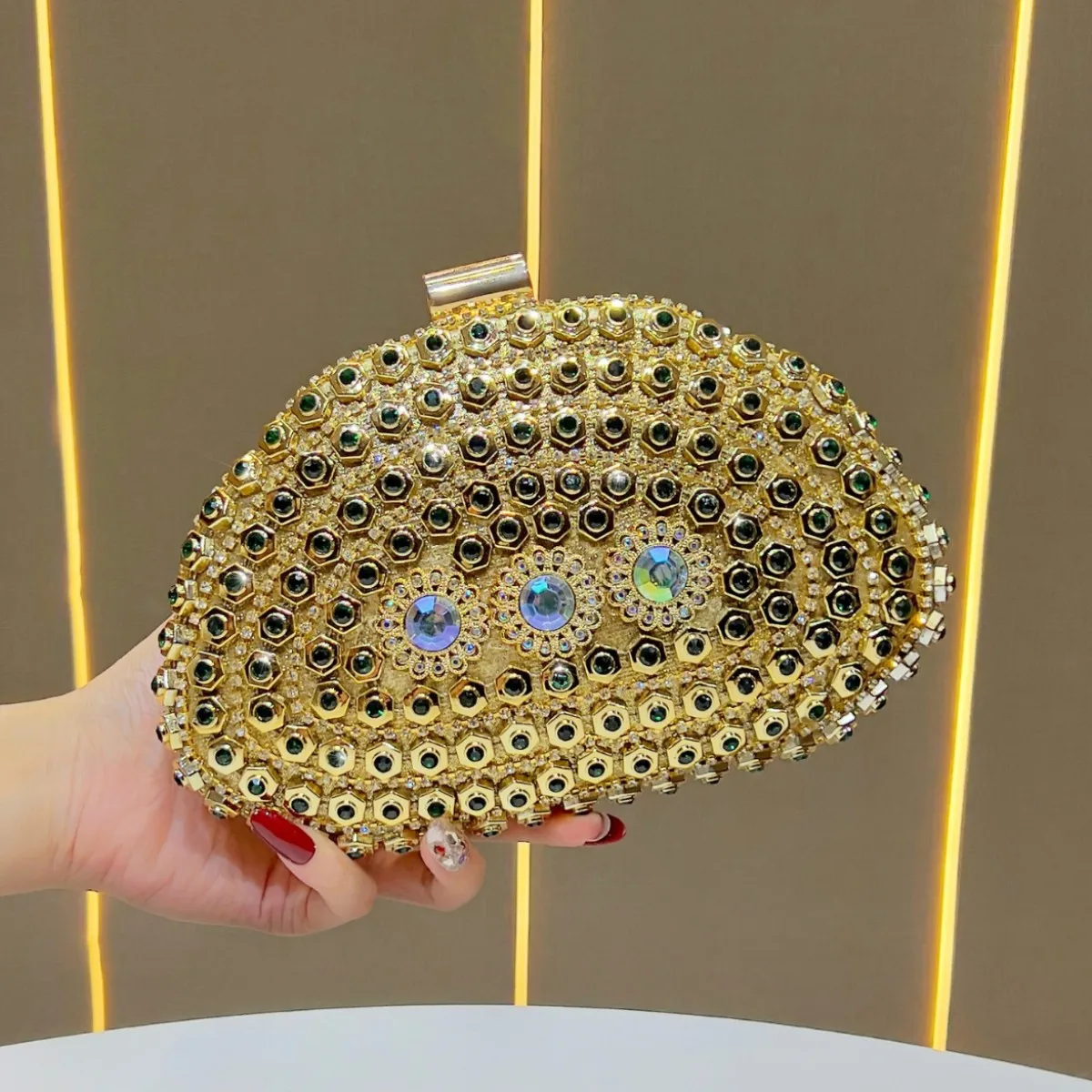 New exquisite diamond-encrusted dinner handbag women's fashion chain messenger bag, celebrity versatile premium shoulder bag
New exquisite diamond-encrusted dinner handbag women's fashion chain messenger bag, celebrity versatile premium shoulder bag