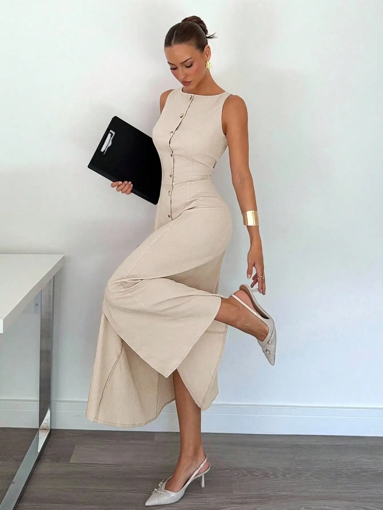 Oatmeal Sleeveless Button-Front Maxi Dress with Cinched Waist and Asymmetrical Hem
Oatmeal Sleeveless Button-Front Maxi Dress with Cinched Waist and Asymmetrical Hem