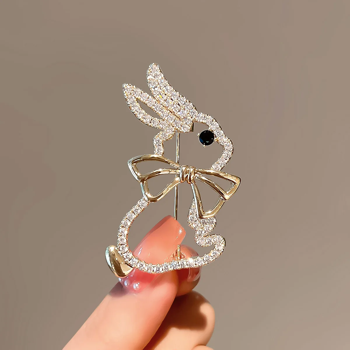 Lovely day diamond-studded rabbit brooch New Year Zodiac rabbit pin men and women Xiao war with the same light luxury temperamen
Lovely day diamond-studded rabbit brooch New Year Zodiac rabbit pin men and women Xiao war with the same light luxury temperamen
