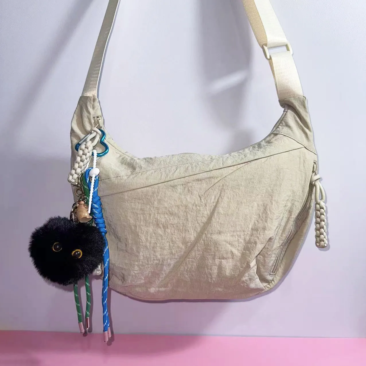 Nylon Fabric Shoulder Bag With Charms New High Capacity Women's Crossbody Messenger Bag Leisure Versatile Shoulder Hobos Bag
Nylon Fabric Shoulder Bag With Charms New High Capacity Women's Crossbody Messenger Bag Leisure Versatile Shoulder Hobos Bag