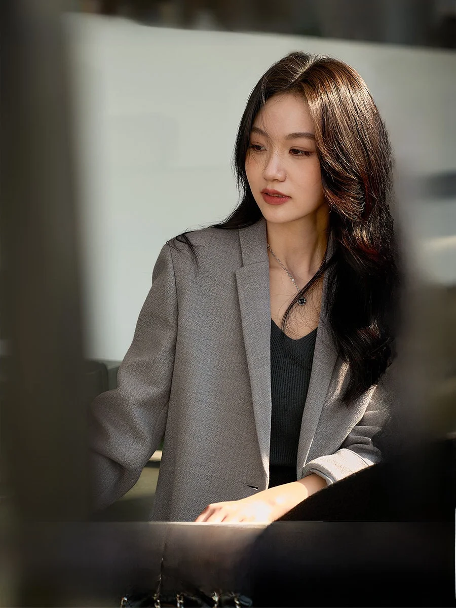 Slimming Fitted Knitted Woolen Suit Jacket with Shiny Thread Waist-Cinching Design for Women Commute Style Long Sleeve Coat
Slimming Fitted Knitted Woolen Suit Jacket with Shiny Thread Waist-Cinching Design for Women Commute Style Long Sleeve Coat