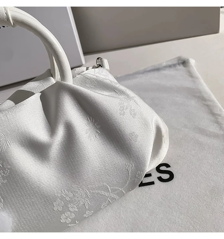 Luxury Satin Pleated Cloud Bag Embroidery Women's Handbag Fashion Beading Shoulder Messenger Bag Lady Purse Female Casual Bag
Luxury Satin Pleated Cloud Bag Embroidery Women's Handbag Fashion Beading Shoulder Messenger Bag Lady Purse Female Casual Bag