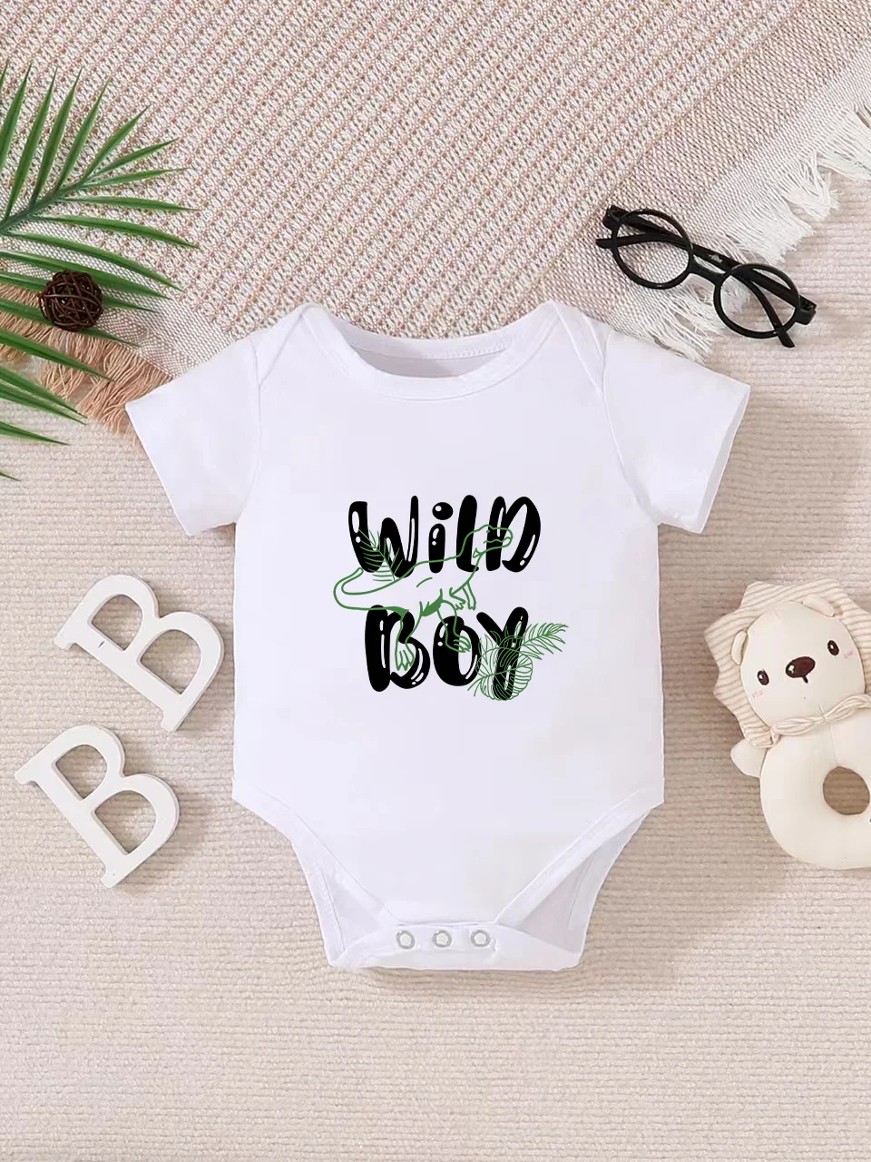 Playful letter-printed baby short-sleeve triangle bodysuit. Button closure for easy dressing, machine washable
Playful letter-printed baby short-sleeve triangle bodysuit. Button closure for easy dressing, machine washable