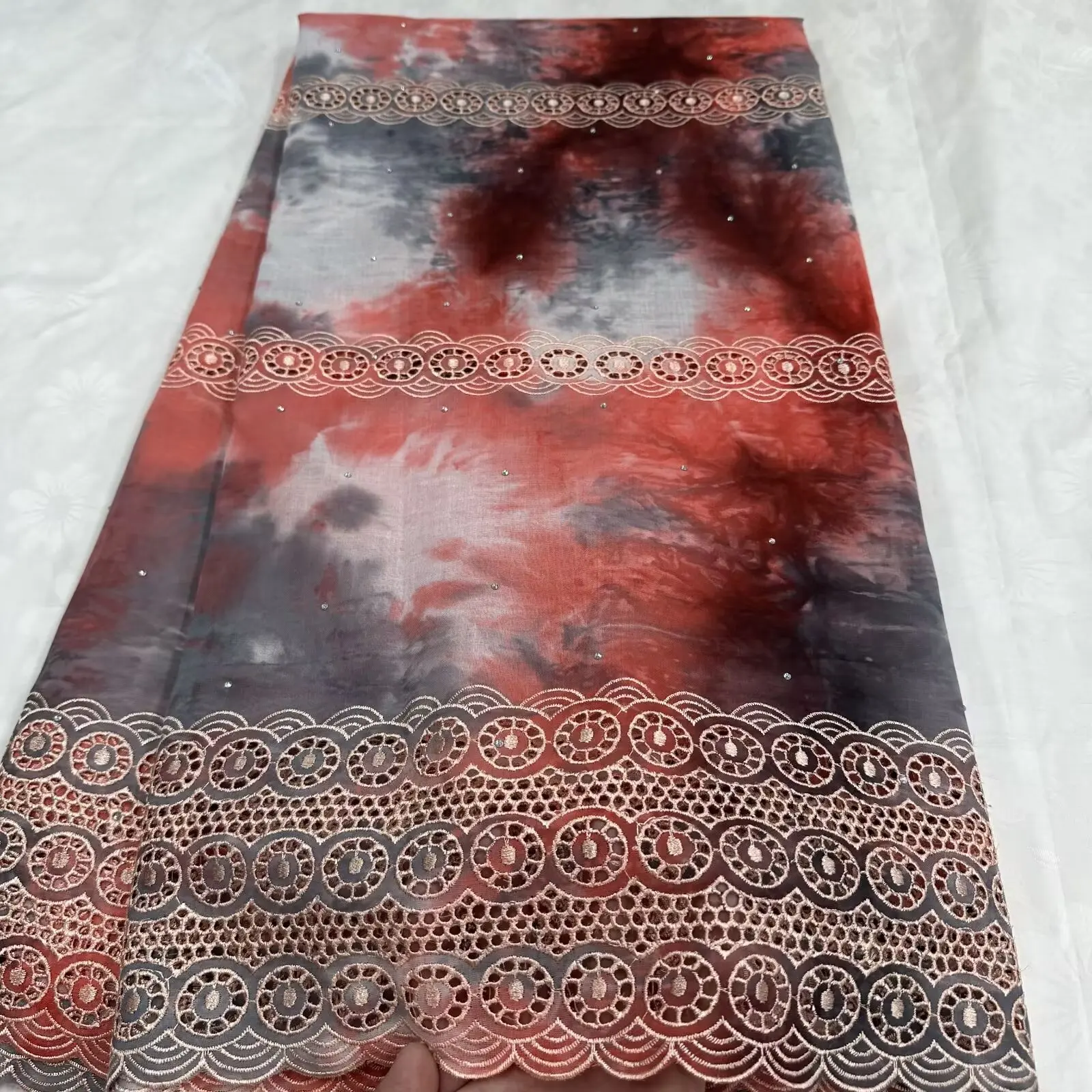 2025 Новый тюль с вышивкой Tie Dye, кружевная ткань, горячая распродажа, новый африканский нигерийский французский вариант для элитного свадебного платья для шитья невесты
2025 Новый тюль с вышивкой Tie Dye, кружевная ткань, горячая распродажа, новый африканский нигерийский французский вариант для элитного свадебного платья для шитья невесты