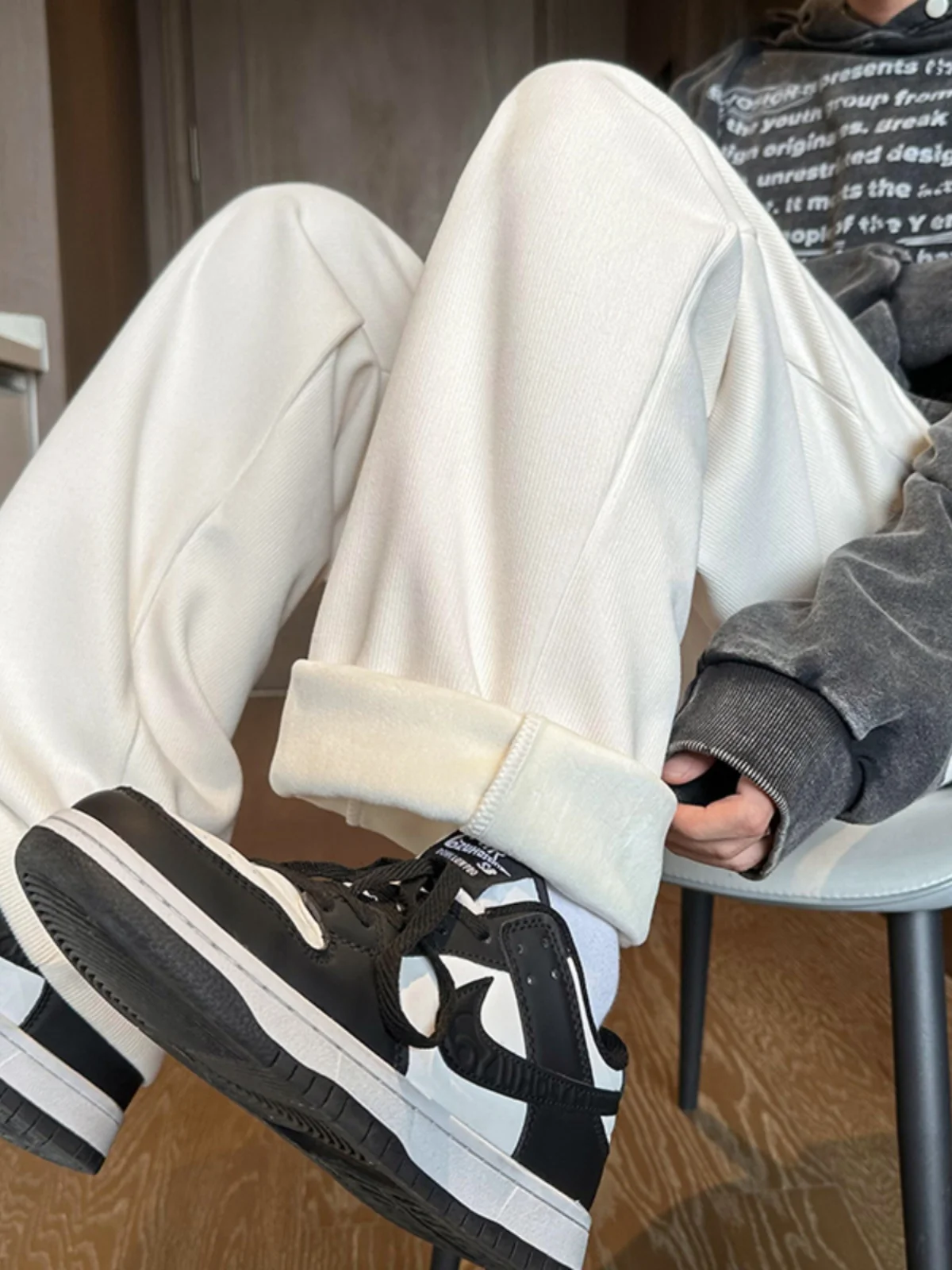 Thiened Fce Lined Corduroy Men's Casual Pants Autumn Winter High Waist Elastic Loose Fit Long Trousers Faionable Vinta...
Thiened Fce Lined Corduroy Men's Casual Pants Autumn Winter High Waist Elastic Loose Fit Long Trousers Faionable Vinta...