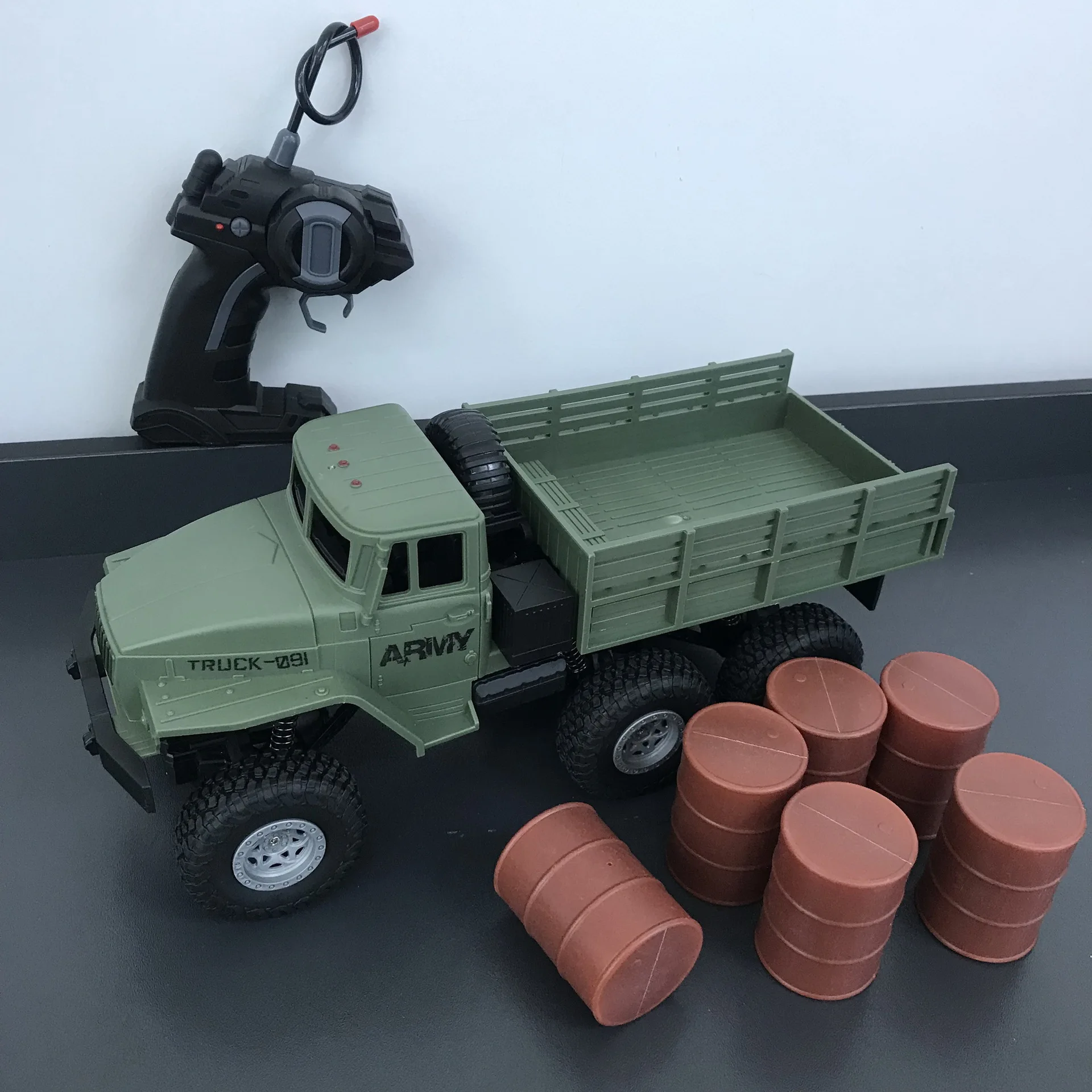1:16 6-Wheeled Military Transport Vehicle Rechargeable Off-Road Simulated Climbing RC Car with LED Light Bar
1:16 6-Wheeled Military Transport Vehicle Rechargeable Off-Road Simulated Climbing RC Car with LED Light Bar