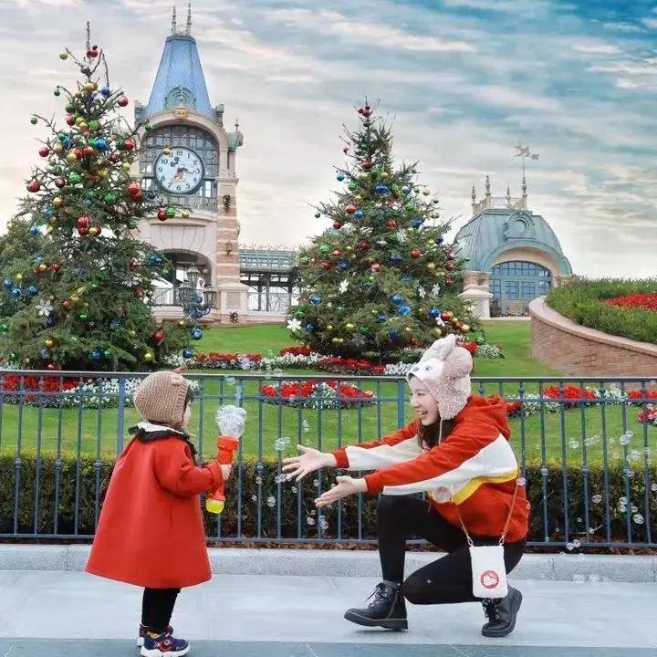 Disney Cartoon Mickey Mouse cosplay Bubble Shanghai Disneyland toy
Disney Cartoon Mickey Mouse cosplay Bubble Shanghai Disneyland toy