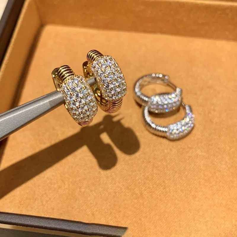 Shiny screw thread diamond studded earings buckle 925 geometric stripes High quality hip-hop style earrings for women jewelry
Shiny screw thread diamond studded earings buckle 925 geometric stripes High quality hip-hop style earrings for women jewelry