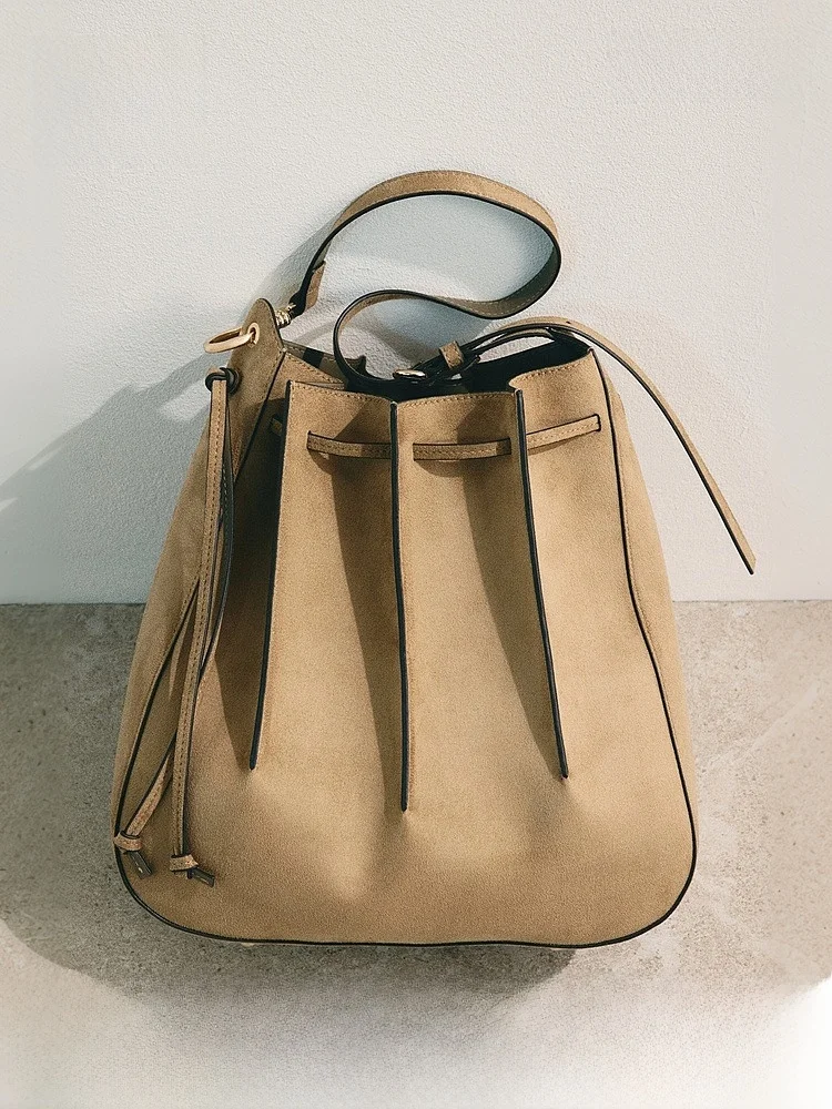 H&M Summer New Women's Pleated Single Shoulder Bag Stylish Compact Handbag Fashionable Ladies Purse Elegant Tote Bag
H&M Summer New Women's Pleated Single Shoulder Bag Stylish Compact Handbag Fashionable Ladies Purse Elegant Tote Bag