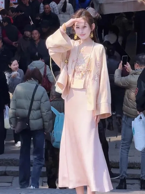 Elegant Chinese Style Women's Fashion Set with Embroidered Floral Crop Top Strap Vest And High Waist Skirt Three Piece Suit
Elegant Chinese Style Women's Fashion Set with Embroidered Floral Crop Top Strap Vest And High Waist Skirt Three Piece Suit