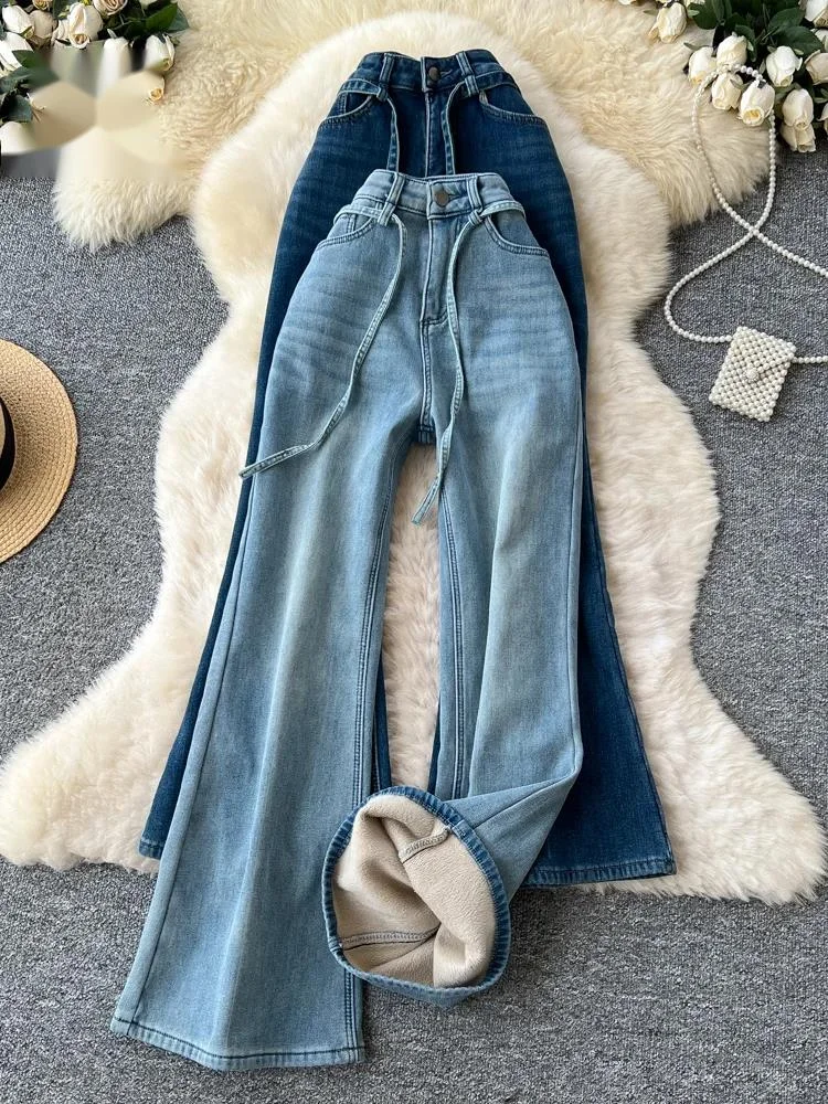 Новейшие женские теплые джинсы-клеш с флисовой подкладкой, высокой талией, поясом и утолщением в американском винтажном стиле
Новейшие женские теплые джинсы-клеш с флисовой подкладкой, высокой талией, поясом и утолщением в американском винтажном стиле